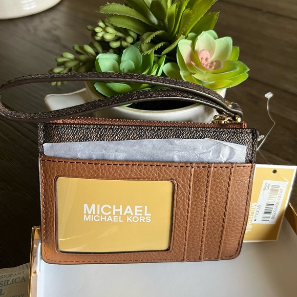 MICHAEL KORS Wristlet - Picture 9 of 11